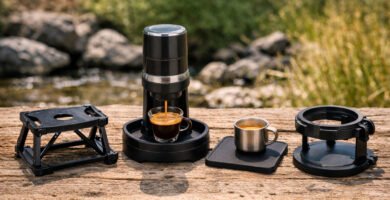 Soportes y bases para cafetera espresso portátil en entorno rural con cafetera y taza de café